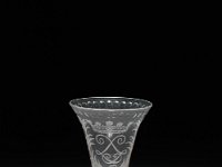 Gla 74  Gla 74, Potsdam (?), Anfang 18. Jahrhundert , Kelchglas, Farbloses, blasiges Glas mit leichtem Grauschimmer, Mattschnitt, H 16,5 cm; Dm Fuß 9,4 cm; Dm Mündung 9,2 cm